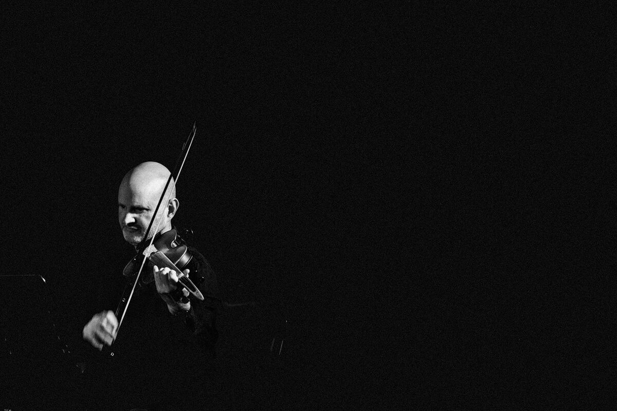 Julian Ferraretto performing live, black and white