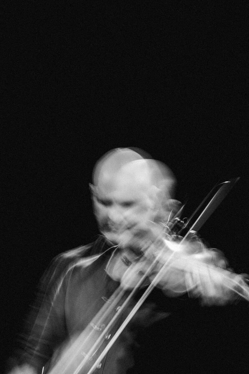 Julian Ferraretto performing, black and white motion study