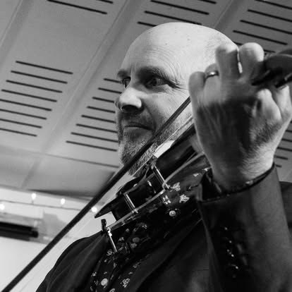 Julian Ferraretto performing, black and white close up